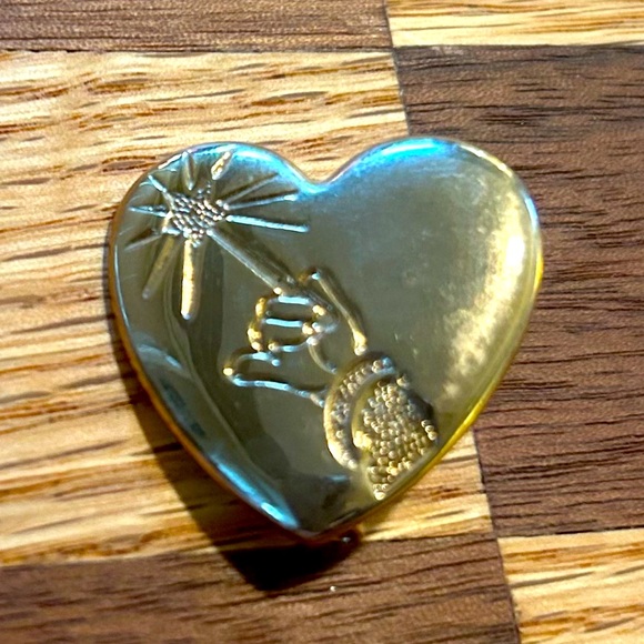 Vintage - Variety Club Disney -  Mickey Mouse Arm and Wand Heart Pin - Picture 1 of 7